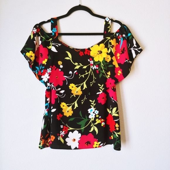 NWOT Floral Fluttersleeve Top - Picture 2 of 12